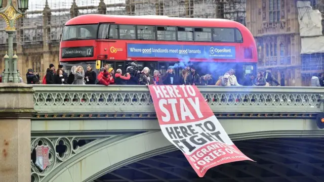 протестующие