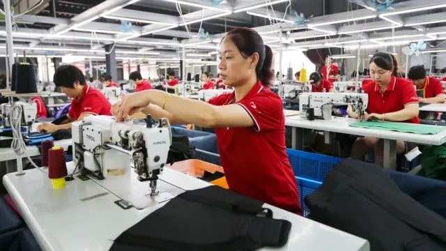 中国安徽濉溪一家皮包厂的缝制车间(15/7/2020)