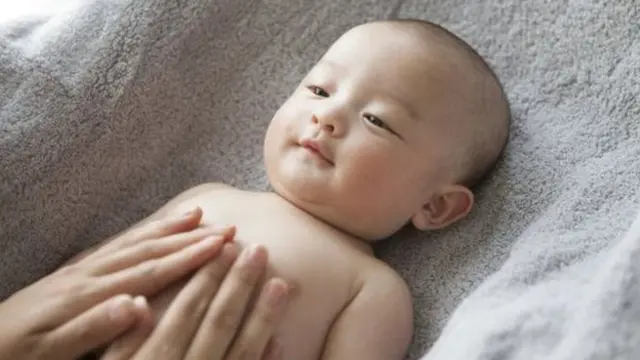 बाळांसाठी हळूवार थोपटणं महत्त्वाचं