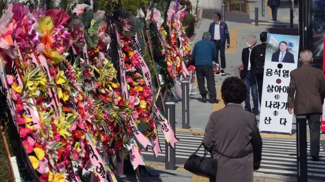 20일 서울 서초구 대검찰청 앞에 윤석열 검찰총장을 응원하는 화환이 놓여져 있다