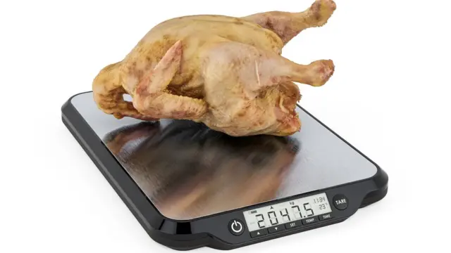 Сырая курица на весах