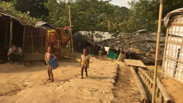 কক্সবাজারে শরণার্থী ক্যাম্পে কয়েকজন রোহিঙ্গা শিশু, জানুয়ারি ২০১৯।