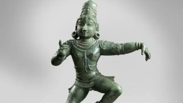 ਕਲਾਤਮਿਕ ਚੀਜ਼ਾਂ ਵਿੱਚ ਮੂਰਤੀਆਂ, ਤਸਵੀਰਾਂ ਸ਼ਾਮਿਲ ਹਨ ਜਿਨ੍ਹਾਂ ਦੀ ਕੀਮਤ ਲਗਪਗ 20 ਲੱਖ ਡਾਲਰ ਹੈ