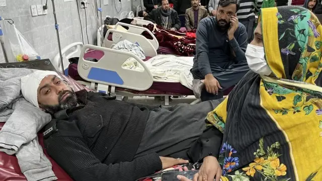 رجل لا يزال يرتدي زي الشرطة ويتلقى العلاج في مستشفى في بيشاور