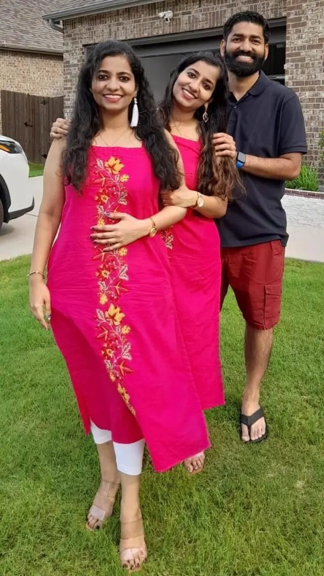 સારાહ તેમનાં ભાઈ અને બહેન સાથે 