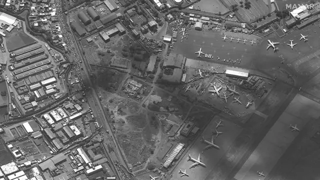 ترافیک پشت حصار فرودگاه به نظر می رسد داخل فرودگاه نسبت به دوشنبه نظم بیشتری دارد