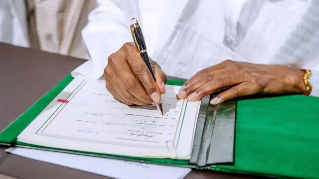 President Buhari don sign trade agreement