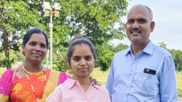 తల్లితండ్రులతో కల్పన నల్లోల