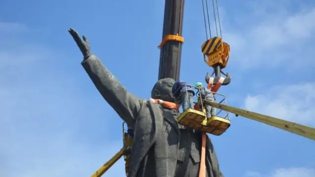 ලෙනින් යුක්රේනයෙන් සමුගනියි