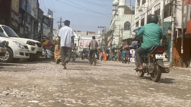 மதுரை மாநகரம் முழுக்கவே, சாலைகள் மிகப் பெரிய பிரச்சனையாக இருக்கின்றன