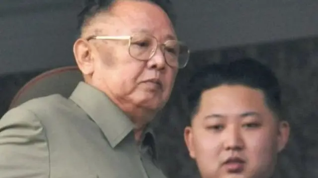 अपने पिता किम जोंग उल के साथ किम जोंग उन.