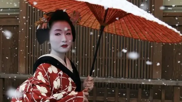 在1921年愛因斯坦獲得諾貝爾物理獎後在日本演講讚揚日本人,說日本人"樸實無華,體面,總體來說令人愉快"。