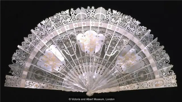 图上是其中一项展品——一把由珍珠母精心雕刻而成的扇子，于十九世纪在法国制作而成。(Credit: Victoria and Albert Museum, London)