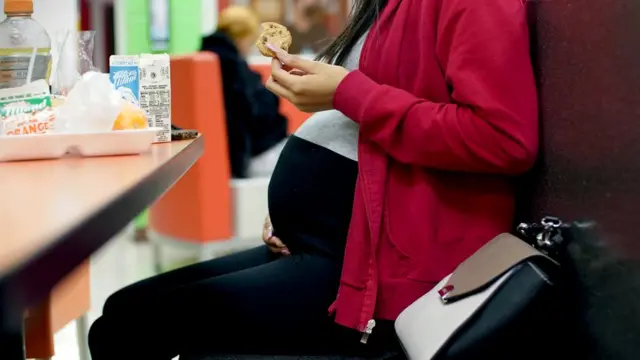 Estudante grávida no almoço