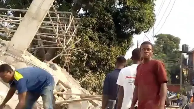 Ndị ọrụ gbatagata ka nọ n'ọrụ n'ebe ụlọ dara na Yaba, Legọs steeti dịka ha gbapụtarala mmadụ abụọ.