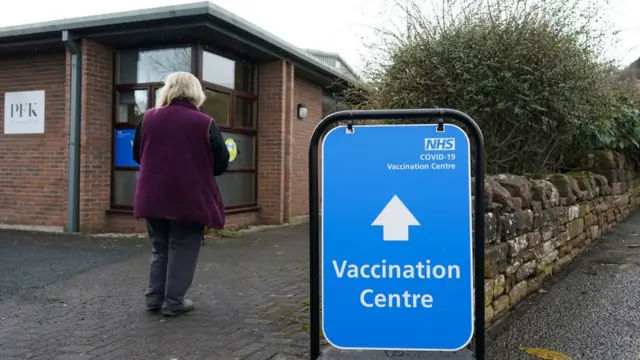 أحد المرضى في مركز لتلقي لقاح أسترازينكا