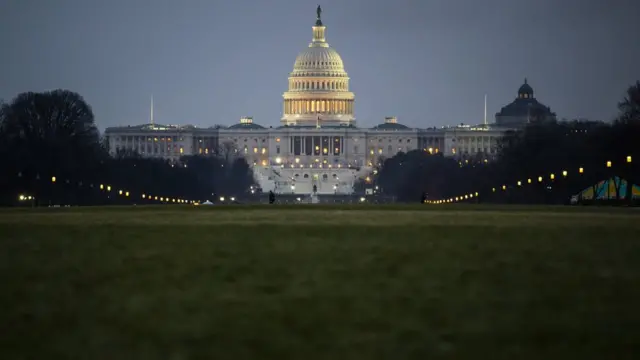 Vue de nuit du Capitole, siège du Congrès américain