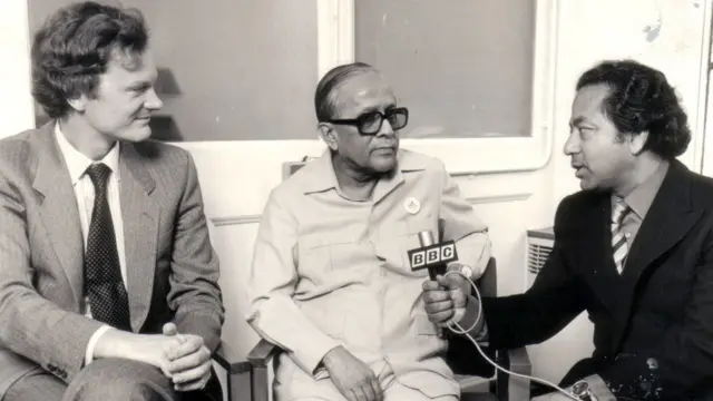 ভারতের পশ্চিমবঙ্গ রাজ্যের তৎকালীন মুখ্যমন্ত্রীর সাক্ষাৎকার নিচ্ছেন শ্যামল লোধ। সাথে আছেন বাংলা বিভাগের তৎকালীন প্রধান জন রেনার।