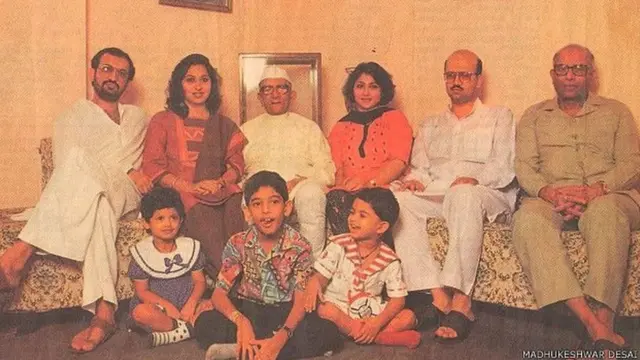 મોરારજી દેસાઈ પરિવાર સાથે