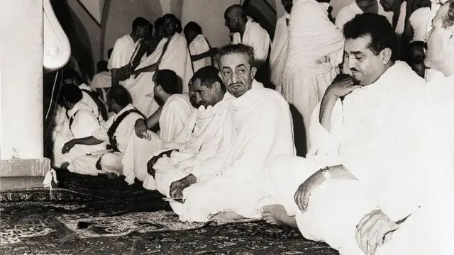 شاہ فیصل اپنے وزیرِ داخلہ شاہ فہد اور کابینہ کے دورے اراکین کے ہمراہ