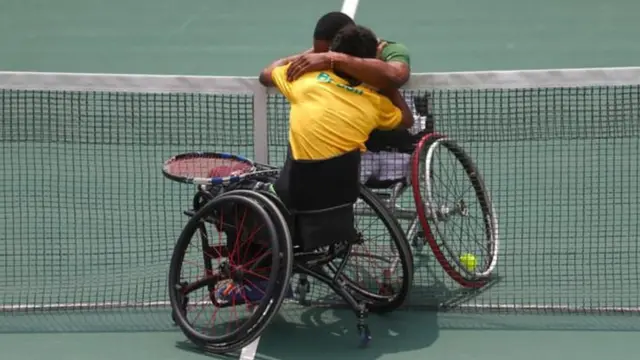 لاعبا تنس معاقان على مقاعد متحركة