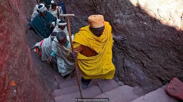 گذرگاه‌هایی تنگ زائران را به درون زمین تا درهای ورودی کلیسا هدایت می‌کند