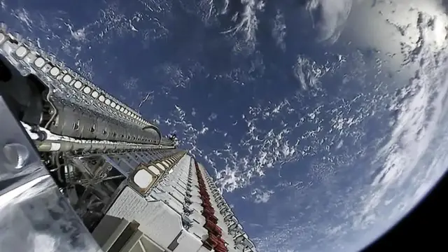 أطلقت شركة "سبيس إكس" مؤخرا 60 قمرا صناعيا