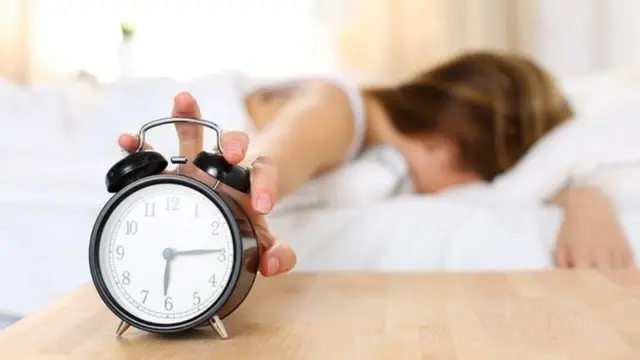 รูปคนนอนกดนาฬิกาปลุก