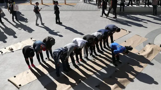 Мусульмане молятся в ходе протестов в Лос-Анджелесе