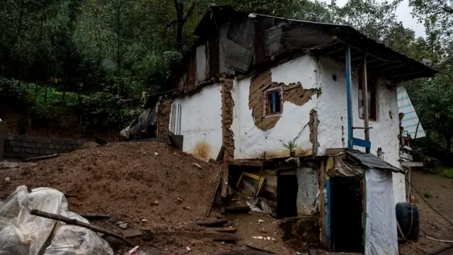 Последствия оползня в Иране