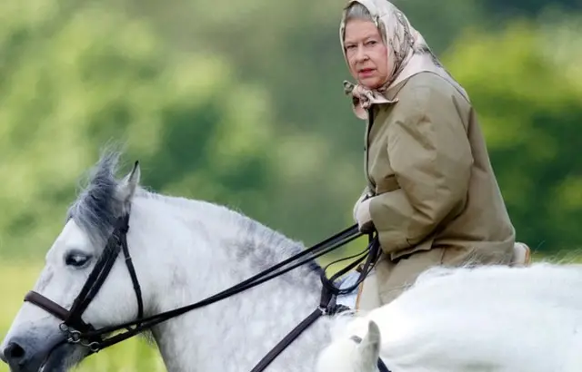 A rainha, já idosa, sobre um cavalo