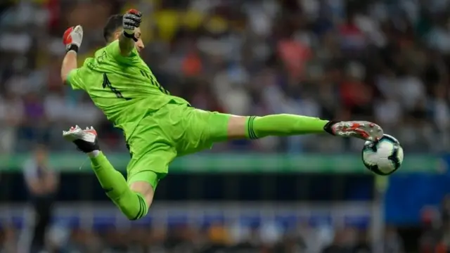 David Ospina corta un pase