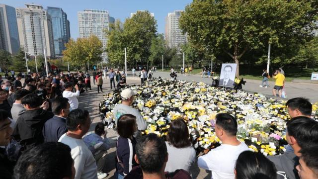 在河南省會鄭州，紀念李克強的人群和鮮花。