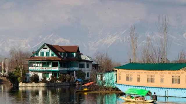 حاکمان گورکانی هند از کشمیر و دریاچه دال به عنوان اقامتگاه تابستانی خود استفاده می‌کردند