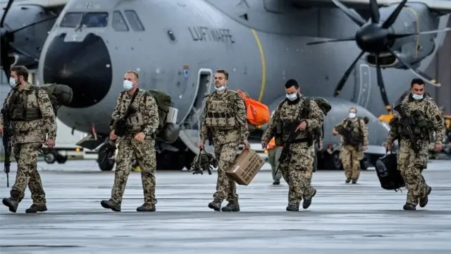 काबुल से लौटते जर्मन सैनिक