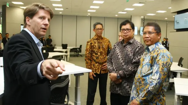 Wakil Presiden Apple Bidang Lingkungan Hidup Lisa Jackson (kiri) memberikan penjelasan kepada Menkominfo Rudiantara (kanan) dan Menteri Perindustrian Airlangga Hartarto (kedua kanan) tentang akademi Apple seusai diresmikan di Kawasan Bisnis Sinar Mas Land, Serpong, Tangerang, Banten, Senin (7/5).