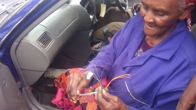 Cecilia akiwa katika harakati za kuibadilisha redio ya mteja