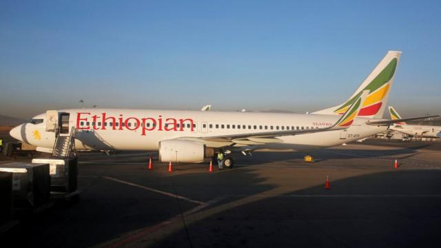 Обслуживание самолета Boeing 737-800 Ethiopian Airlines в международном аэропорту Боле, 26 января 2017 года