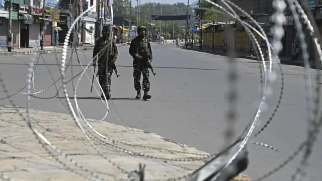 বৃহস্পতিবার সকালে গিলানির বাড়ির আশেপাশের রাস্তায় সশস্ত্র ভারতীয় সেনাদের উপস্থিতি ছিল