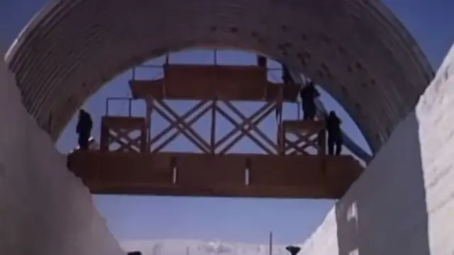 Cubierta de metal sobre una excavación de hielo.