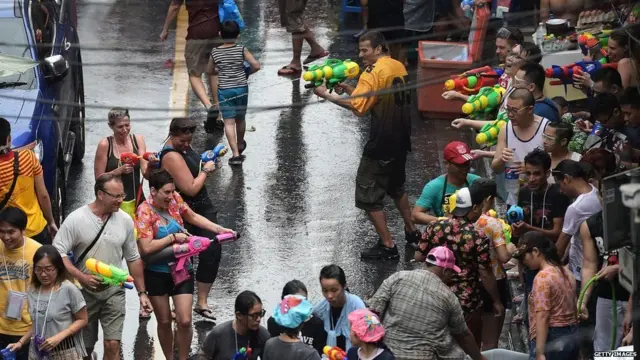 ઉત્સવ મનાવતા લોકો