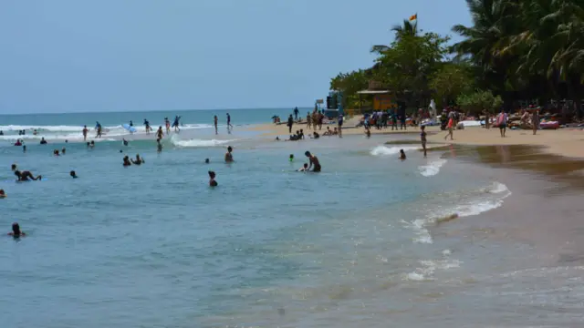 இலங்கையின் அறுகம்பேயில் சுற்றுலா பயணிகள்