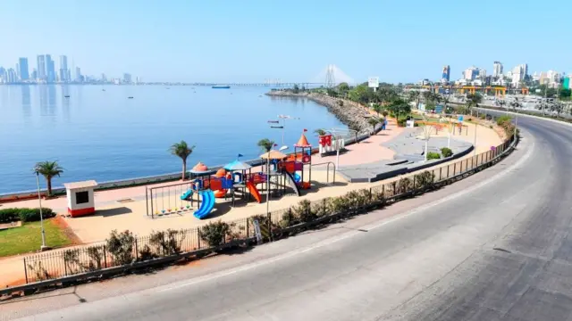 মুম্বাই শহরের সমুদ্রতীরও ছিল জনশূন্য