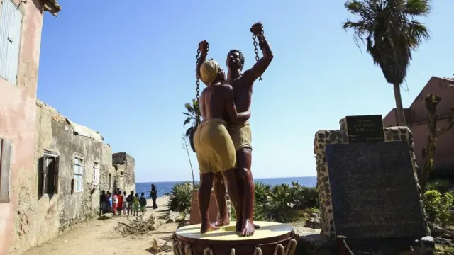 Bức tượng giải phóng nô lệ tại đảo Goree của Senegal, hòn đảo có biệt danh 'Đảo nhục nhã' (Island of Shame) vì đã từng là trung tâm buôn bán nô lệ từ thế kỷ 15-19. Đảo này nay là một bảo tàng về chủ nghĩa thuộc địa và hoạt động cưỡng bức nô lệ