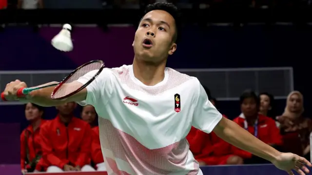 Pebulu tangkis tunggal putra Indonesia Anthony Sinisuka Ginting mengembalikan kok ke arah pebulu tangkis tunggal putra Cina Shi Yuqi, pada babak final beregu putra Asian Games 2018 di Istora Senayan, Jakarta, Rabu (22/8).