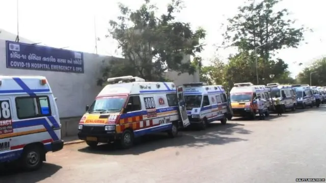 અમદાવાદમાં હૉસ્પિટલ બહાર લાગેલી ઍમ્બ્યુલન્સની લાઇન