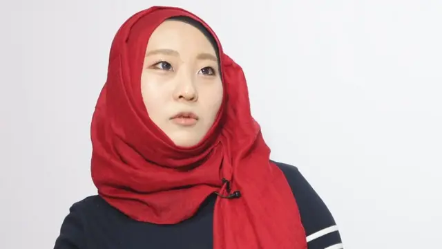 히잡을 둘러싸고 있는 송보라