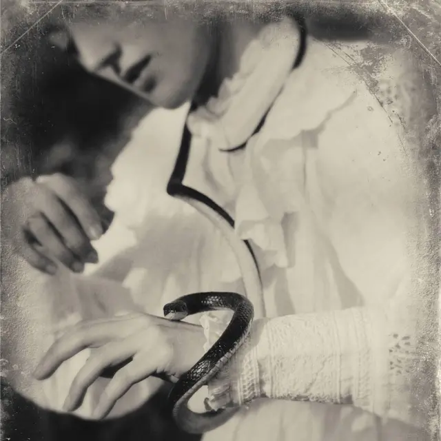 Evatima Tardo, interpretada por la artista de danza Dorna Ashory, Foto: Camilla Greenwell.