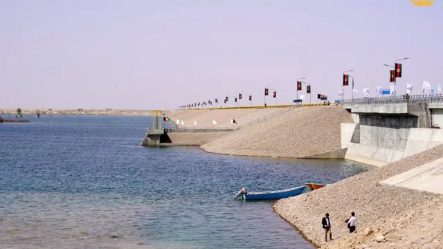 آقای غنی با افتتاح بند کمال خان همچنین حکم مدال و نشان دولتی را به نام موسی شفیق که تهیه شده بود،‌ امضا کرد.