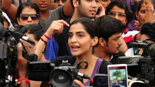 মুম্বাই-এ নারী ফটোগ্রাফার ধর্ষণের প্রতিবাদ করছেন অভিনেত্রী সোনাম কাপুর।, ২৫-০৮-২০১৩